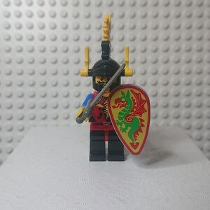 LEGO Dragon Knight 2 with Yellow Plumes Minifigure - Castle